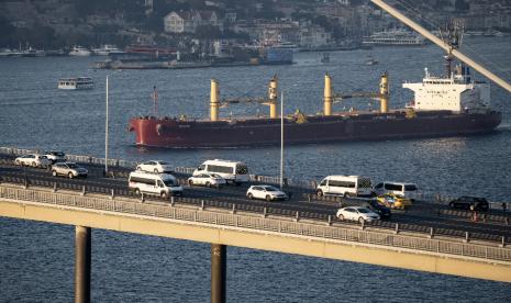 Kapal kargo Zante, membawa biji-bijian Ukraina, berlayar di Selat Bosphorus di belakang Jembatan Martir 15 Juli, di Istanbul, Turki, 02 November 2022. Pada 02 November, Kementerian Pertahanan Rusia mengumumkan dalam sebuah pernyataan bahwa Rusia akan melanjutkan partisipasinya dalam kesepakatan ekspor biji-bijian, setelah menangguhkan partisipasinya pada 29 Oktober.