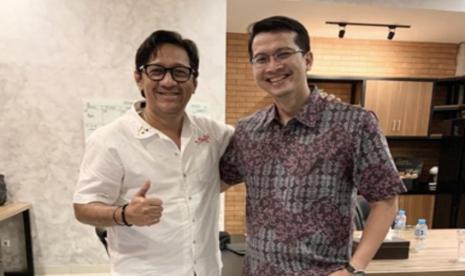 Chief Executive Officer mahakaX Farash Farich (kanan) dan Founder Taulany TV Andre Taulany (kiri) berfoto bersama sebagai langkah awal kolaborasi kreatif mahakaX dalam mengembangkan konten kreatif yang berkualitas melalui pemanfaatan ekosistem, unit bisnis, serta keunggulan teknologi yang dimiliki perusahaan.