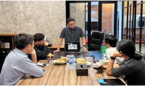 Chief Creative Officer mahakaX Ishak Reza (tengah) saat menjelaskan ekosistem, unit bisnis, dan keunggulan teknologi yang dimiliki mahakaX. Kolaborasi ini memastikan kesiapan mahakaX dalam mendukung potensi kreator konten melalui pengembangan intellectual property (IP) serta financial solution yang diharapkan dapat memfasilitasi ide, kreativitas, serta membangun personal branding bagi para kreator.