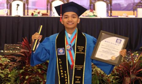 Dalam prosesi wisuda ke-5 ini, menobatkan Fathurrohman Al Ubaydillah, sebagai wisudawan terbaik dari Program Studi (Prodi) Teknologi Komputer Universitas BSI kampus Tegal. 