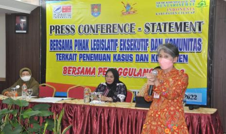 Press Conference – Statement bersama pihak Legislatif, Eksekutif, dan Komunitas terkait penemuan kasus dan komitmen bersama penanggulangan TBC Kabupaten Cilacap di Hotel Dafam Cilacap, Kamis (15/11/22).