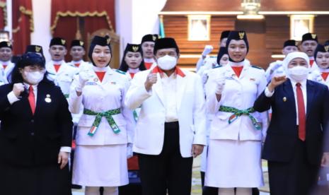 Kepala Badan Pembinaan Ideologi Pancasila (BPIP) Prof Yudian Wahyudi, mengangkat Purnapaskibraka tahun 2021 se-Provinsi Jawa Timur, Sabtu, (17/12/2022). 