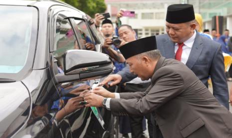 Bertepatan di Hari Bela Negara ke-74, secara simbolis Pj Bupati Muba Apriyadi Mahmud menempelkan stiker/logo Pemerintah Kabupaten pada kendaraan dinas di pintu atau badan kendaraan, di Halaman Kantor Bupati Musi Banyuasin, Senin (19/12/2022). 