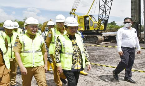 Gubernur Kalteng Sugianto Sabran melakukan pemancangan tiang perdana pembangunan RSUD Provinsi Kalteng di Desa Pembuang Hulu I, Kecamatan Hanau, Kabupaten Seruyan, Senin (19/12/2022). 