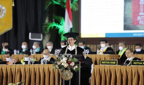 Rektor UGM Prof dr Ova Emilia, M.Med.Ed., Sp.OG(K)., Ph.D menyampaikan pidato saat puncak Dies Natalis ke-73 UGM, Senin (19/12) di Grha Sabha Pramana.