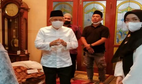 Wakil Presiden Ma’ruf Amin  Amin bertakziah ke rumah duka  almarhum Mantan Sekretaris Jenderal Majelis Ulama Indonesia Ichwan Sam di Bekasi, Jawa Barat, Ahad (25/12). 