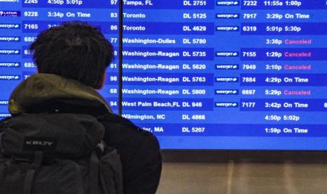 Penumpang memeriksa jadwal penerbangan di Bandara Laguardia, New York (ilustrasi). Dewan Hubungan Islam-Amerika (CAIR) menemukan muslim mayoritas dalam daftar larangan terbang atau no-fly yang bocor/