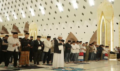 Masjid Raya Al-Jabbar yang menjadi kebanggaan masyarakat Jawa Barat dan termegah di Asia Tenggara, diresmikan Jumat (29/12). Gubernur Jawa Barat Ridwan Kamil sendiri, telah melaksanakan shalat subuh berjamaah dengan ribuan Aparatur Sipil Negara Pemerintah Daerah Provinsi Jawa Barat di Masjid Raya Al Jabbar, Kamis (29/12/2022). 