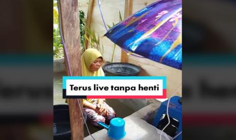 Sebuah akun TikTok mendulang gift dengan memperlihatkan ibu yang telah berumur mandi di air keruh.(ilustrasi)