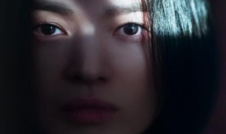 Poster serial The Glory yang tayang di Netflix. Aktris Song Hye-kyo berperan sebagai karakter protagonis di The Glory.