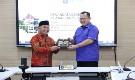  Gubernur Kalteng Sugianto Sabran bersama Sekolah Bisnis IPB University melakukan penandatanganan Perjanjian Kerja Sama (PKS) untuk penguatan kelembagaan dan pengelolaan bisnis Badan Usaha Milik Desa (BUMDes) Provinsi Kalteng, yang dilaksanakan di Gedung Andi Hakim Nasoetion Kampus IPB Dramaga Lantai 2, Kamis (12/1/2023).