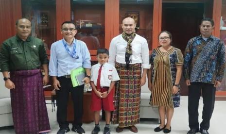  Caesar Archangels Hendrik Meo Tnunay (tengah) berhasil menduduki juara pertama dalam International Abacus World Competition 2022.