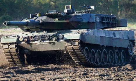 Sebuah tank Leopard 2 ditampilkan saat acara demonstrasi yang diadakan untuk media oleh Bundeswehr Jerman di Munster dekat Hannover, Jerman, Rabu, 28 September 2011. Grup perusahaan pertahanan Jerman, Rheinmetall mengatakan perusahaan itu dapat mengirimkan 139 tank tempur Leopard ke Ukraina bila diperlukan. 