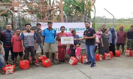 Majelis Telkomsel Taqwa yang bekerja sama dengan Rumah Zakat Indonesia memberikan bantuan berupa sembako pada Selasa (25/1/2023).