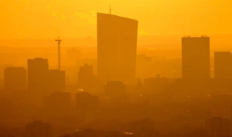 Bank Sentral Eropa, tengah, digambarkan saat matahari terbit di Frankfurt, Jerman, Rabu, 1 Februari 2023. Target Bank Sentral Eropa (ECB) untuk menjaga inflasi di bawah 2,0 persen masih jauh, kata Pusat Penelitian Ekonomi Eropa Leibniz Jerman (ZEW), Selasa (30/5/2023). 