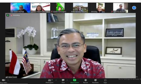 Menteri Komunikasi dan Digital Malaysia Fahmi Fadzil saat melakukan pertemuan secara daring dengan sejumlah media massa Indonesia, Senin (6/2).