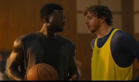 Dalam trailer pertama White Men Cant Jump, Jack Harlow (kanan) dan Sinqua Walls memperdebatkan sosok sineas terbaik zaman sekarang.