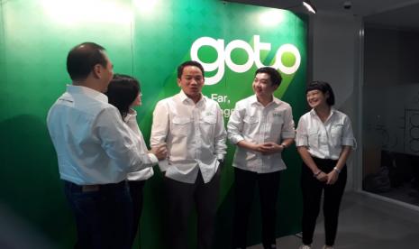 Komisaris Goto Mengundurkan Diri, Siapa Penggantinya? Andre Soelistyo (tengah), Direktur Utama PT GoTo Gojek Tokopedia Tbk (GOTO) bernincang dengan William Tanuwijaya (tengah kanan), Komisaris & Co-Founder, dan direksi lainnya, Rabu (8/2/2023). GOTO segera melakukan rapat umum pemegang saham luar biasa (RUPSLB) untuk mengesahkan pengunduran diri direktur dan komisaris.