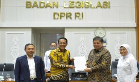 Menteri Koordinator Bidang Perekonomian Airlangga Hartarto bersama Badan Legislasi DPR membahas Perppu Cipta Kerja, di Kompleks Parlemen Senayan, Jakarta, Selasa (14/2/2023). Menteri Koordinator Bidang Perekonomian Airlangga Hartarto menyatakan, situasi ekonomi dunia sekarang belum baik-baik saja.