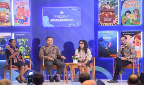 Mendikbudristek Nadiem Makarim dalam sesi dialog bersama guru dan kepala sekolah penerima Buku Bacaan Bermutu dari Kemendikbudristek.