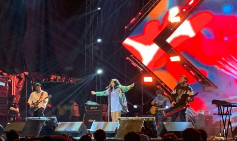 Group band Vierratale digawangi Widi, Raka, dan Kevin tampil menutup panggung Supermusic di festival musik Everblast yang digelar di Gambir Expo Kemayoran, Jakarta, Ahad (5/3/2023).