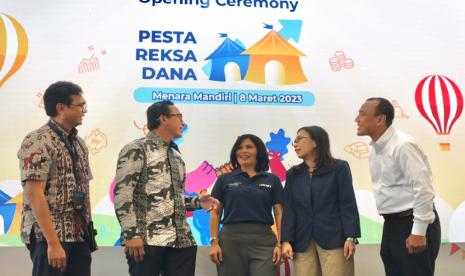 Direksi Mandiri Sekuritas dalam pembukaan Pesta Reksa Dana 2023. Acara ini menghadirkan virtual exhibition 71 produk reksa dana dari 16 manajer investasi.