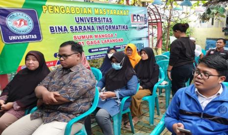 Dosen Program Studi (prodi) Manajemen Universitas BSI (Bina Sarana Informatika) melakukan kegiatan pengabdian masyarakat di Bank Sampah Kelurahan Gaga, Kota Tangerang. Kegiatan pelatihan ini dilaksanakan secara daring melalui aplikasi Zoom, dengan tema 