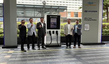 Perusahaan otomotif, Hyundai Motor Indonesia menghadirkan Ultra Fast Charging Station tercepat pertamanya di Indonesia di Plaza Indonesia, Jakarta Pusat, Kamis (9/3/2023). Fasilitas ultra fast charger gun dengan total daya 240kW mampu mengisi baterai mobil listrik dari 10 persen hingga 80 persen dalam waktu 18 menit. 