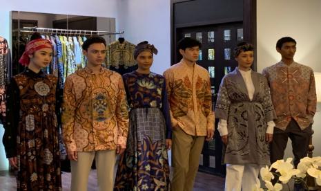 Iwan Tirta Private Collection (ITPC) dalam koleksi Raya Collection 2023 dengan tema Pranargya diperagakan dalam show di ITPC Plaza Indonesia, Jakarta, Kamis (9/3/2023).