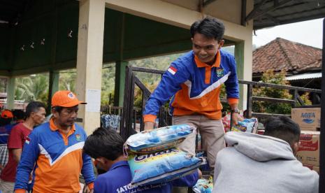 PT Bukit Asam Tbk (PTBA) dengan menurunkan Tim Emergency Response Group (ERG) Bukit Asam di bawah komando General Manager Unit Pertambangan Tanjung Enim (UPTE) PTBA Venpri Sagara untuk membantu evakuasi korban yang terdampak banjir di RT 05 Talang Gabus, Tanjung Enim.