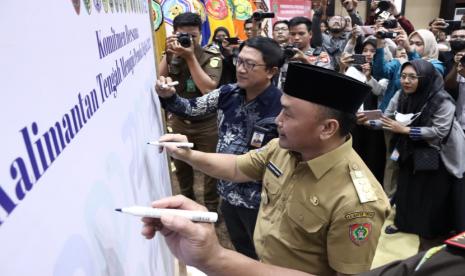 Gubernur Kalimantan Tengah (Kalteng) Sugianto Sabran pimpin Rapat Koordinasi dan Silahturahmi Forum Koordinasi Pimpinan Daerah (Forkopimda), High Level Meeting Tim Pengendalian Inflasi Daerah (TPID) dan Tim Percepatan dan Perluasan Digitalisasi Daerah (TP2DD) serta Rapat Koordinasi Penanganan Kebakaran Hutan dan Lahan (Karhutla) Provinsi Kalteng, bertempat di Aula Jayang Tingang, Kantor Gubernur Kalteng, Rabu (15/3/2023).