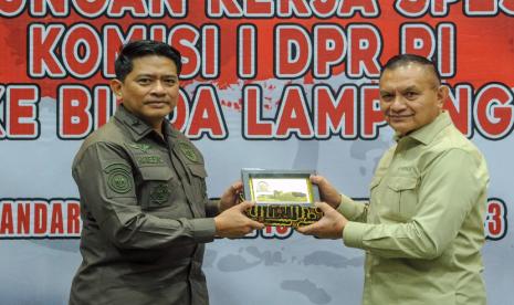 Wakil Ketua DPR RI Koordinator Bidang Politik dan Keamanan (Korpolkam), Lodewijk F Paulus dalam Kunjungan Kerja Spesifik Komisi I DPR RI ke Provinsi Lampung. Ia meminta seluruh elemen di Indonesia berkolaborasi menjaga stabilitas negara.