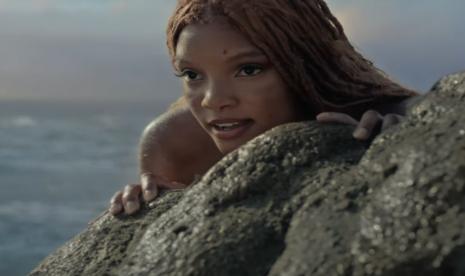 Penyanyi sekaligus aktris Halle Bailey memerankan sosok Ariel dalam The Little Mermaid. Bailey mengakui, adegan ikonik kibas rambut Ariel menjadi salah satu yang tersulit.