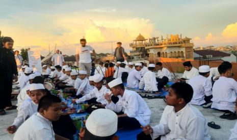 Santri buka puasa di Makassar.