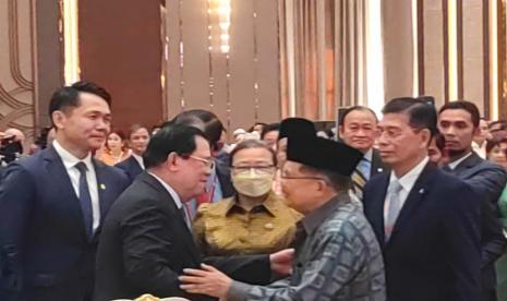 Ketua DMI M Jusuf Kalla (depan kanan), Senin (27/3/2023), di saat kunjungan ke Phnom Penh, Kamboja menghadiri undangan buka puasa bersama warga muslim Kamboja yang juga dihadiri PM Kamboja, Hunsen serta Perdana Menteri Malaysia, Anwar Ibrahim. 