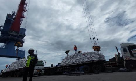 Badan Pangan Nasional menyambut impor gula tahap pertama di Pelabuhan Tanjung Prok, Sabtu (1/4/2023)