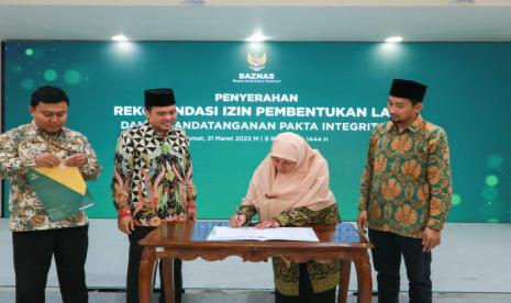 Badan Amil Zakat Nasional (Baznas) menyerahkan Surat Rekomendasi Izin Pembentukan LAZ dan Penandatanganan Pakta Integritas kepada empat Lembaga Amil Zakat (LAZ). 