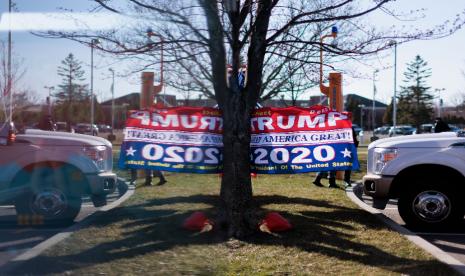 Sebuah tanda ditampilkan selama rapat umum dukungan untuk mantan Presiden Donald J. Trump di luar acara dengan Gubernur Florida Ron DeSantis di Garden City, New York, AS, 01 April 2023. Trump dilaporkan akan hadir di pengadilan pada hari Selasa setelah dewan juri Manhattan mendakwanya minggu lalu.