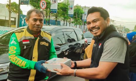 BSI Maslahat bersama PT Bank Syariah Indonesia Tbk (BSI) membagikan makanan untuk berbuka dan sahur puasa dalam program Berbuka dan Sahur. 