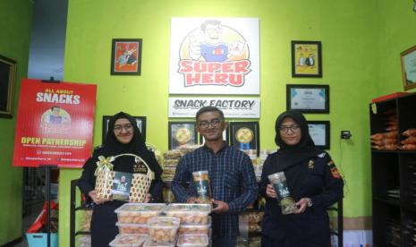 Kegiatan asistensi ekspor dan kunjungan dilakukan oleh Bea Cukai Malang dan Bea Cukai Wilayah Kalimantan Bagian Barat. Pada Kamis (6/4/2023), Bea Cukai Malang melaksanakan kunjungan ke Superheru Snack Factory yang terletak di Kecamatan Pakis, Kabupaten Malang.