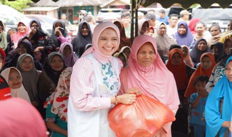 Ketua TP-PKK Provinsi Kalteng Ivo Sugianto Sabran saat pembukaan pasar penyeimbang  di Masjid Nurul Syajaroh Pasar Korindo Kelurahan Mendawai, Kamis (13/4/2023).