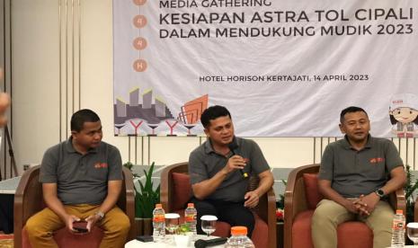 Direktur Operasional Astra Tol Cipali Agung Prasetyo (kiri), Presiden Direktur Astra Tol Cipali Firdaus Azis (tengah), dan Kepala Divisi Operasi Astra Tol Cipali  Sei Mulyo dalam Media Ghathering Kesiapan Astra Tol Cipali Dalam Mendukung Mudik 2023 di Hotel Horison, Kertajati, Majalengka, Jawa Barat, Jumat (14/4/2023). 