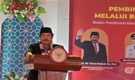 Kepala Badan Pembinaan Ideologi Pancasila (BPIP) Prof. Drs. K.H. Yudian Wahyudi, M.A., Ph.D saat membuka kegiatan Sosialisasi Pembinaan Ideologi Pancasila (PIP) melalui Bedah Buku Salam Pancasila di Sekolah Tinggi Agama Islam Yogyakarta, Sabtu, (15/4).