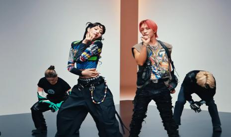 Taeyang (kanan) dan Lisa Blackpink berkolaborasi dalam lagu Shoong!.