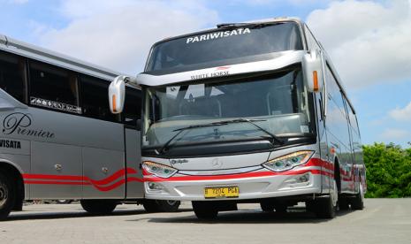 Bus White Horse. PT WEHA Transportasi Indonesia Tbk membukukan laba bersih yang melonjak sebesar 237 persen year on year