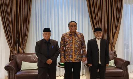 Komjen Pol Syafruddin (tengah) berfoto bersama Pimpinan Pondok Modern Darussalam Gontor KH Amal Fathullah Zarkasyi (kiri) dan KH Hasan Abdullah Sahal (kanan)