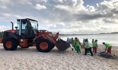 Sambut perhelatan Side Event KTT ke-42 ASEAN di Bali, ITDC gelar Beach Clean Up di pantai kawasan The Nusa Dua.