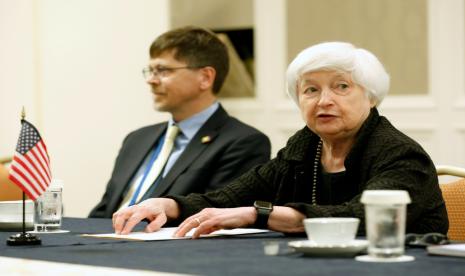 Menteri Keuangan AS Janet Yellen, kanan, berbicara dengan Menteri Keuangan Inggris Jeremy Hunt, tidak dalam gambar, di sela-sela Pertemuan Menteri Keuangan dan Gubernur Bank Sentral G-7 di pusat konvensi Toki Messe di Niigata, Jepang, Sabtu, Mei 13, 2023.