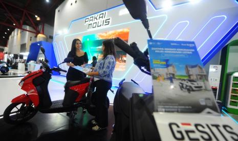  Seorang konsumen menyimak penjelasan dari agen penjual motor listrik di acara Pameran Periklindo Electric Vehicle Show (PEVS) 2023 di Jakarta , Kamis (18/5/2023).