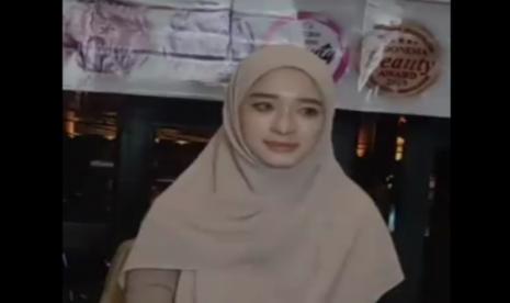 Penyanyi Inara Rusli memutuskan untuk melepas cadarnya.